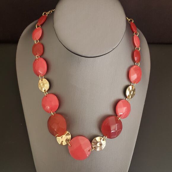 Gloria‎ Vanderbilt Gold Tone Necklace with Coral Acrylic Discs - Picture 1 of 5